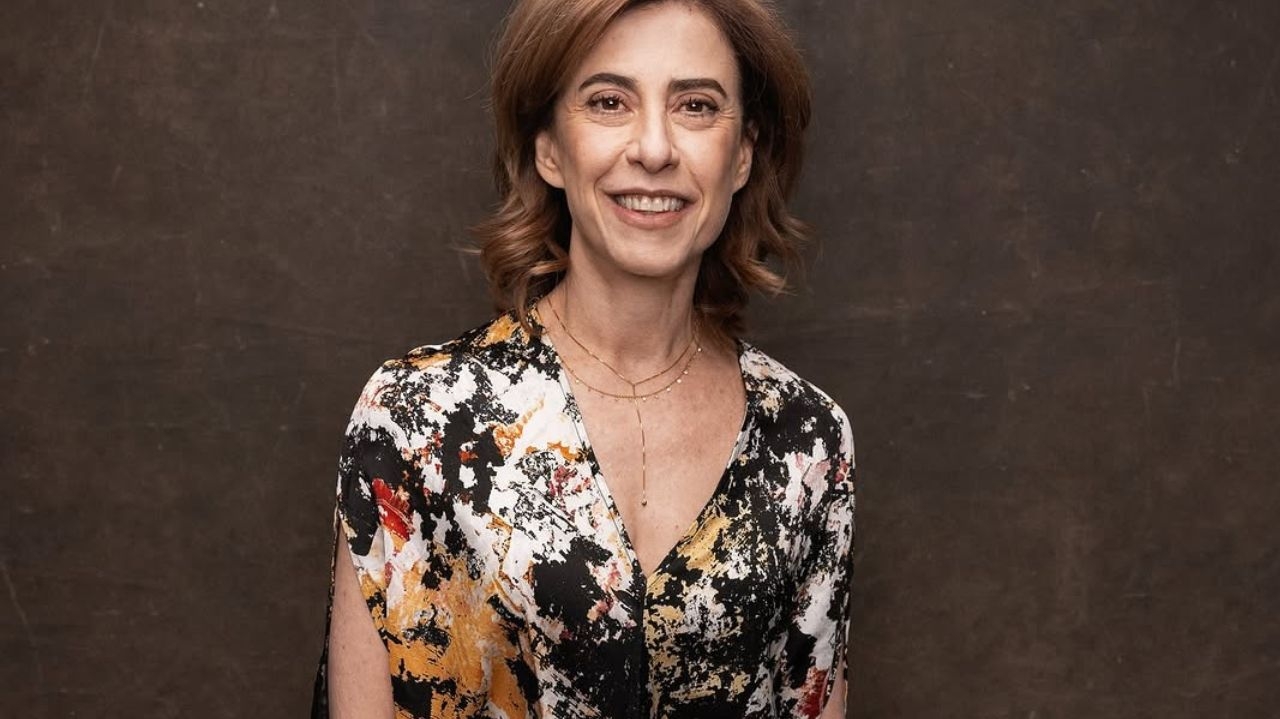 Fernanda Torres opta pela grife Phobe Philo para promover “Ainda estou aqui” em Londres