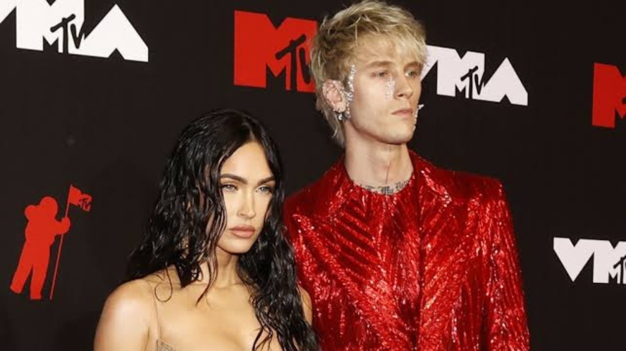 Megan Fox sofre para remover anel de noivado com espinhos após separação