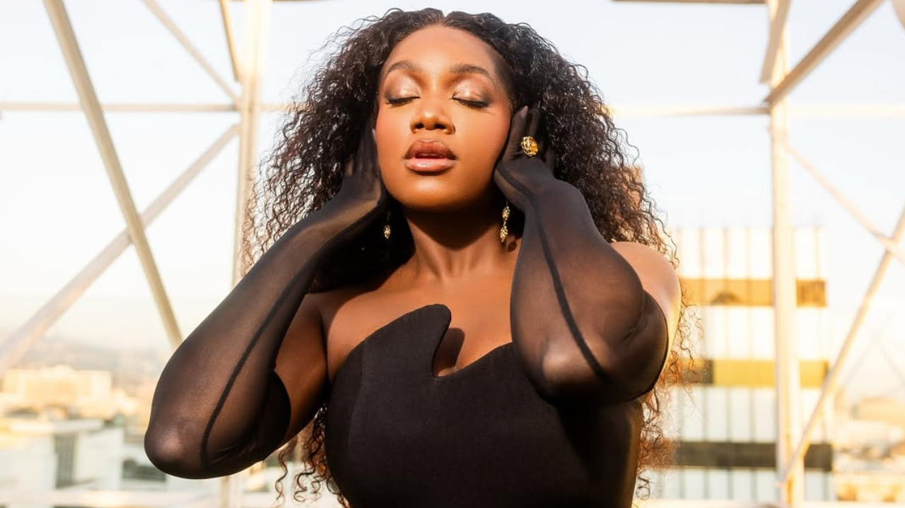 Iza posa deslumbrante com vestido preto em premiére do filme “Mufasa”