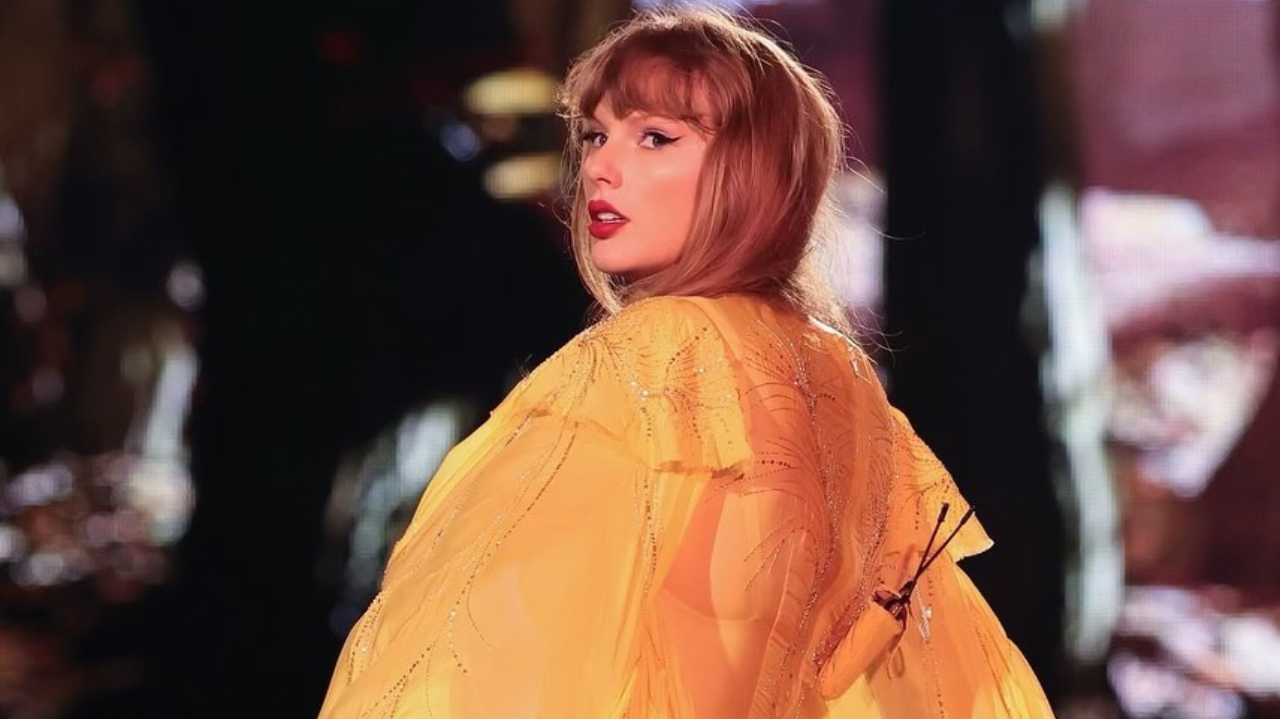 Taylor Swift aposta em vestido preto balonê nas ruas de Nova York