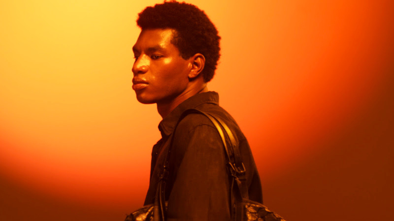 Oskar Metsavaht apresenta sua coleção Alto Verão 25 para a Osklen, com propostas para as festas de fim de ano