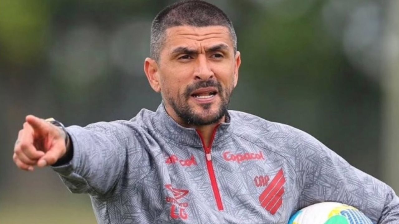 Athletico-PR demite técnico e diretoria técnica após rebaixamento à Série B