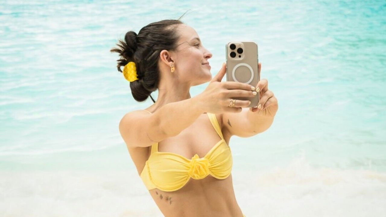 Biquíni com flor 3D usado por Larissa Manoela conquista espaço nas tendências do verão