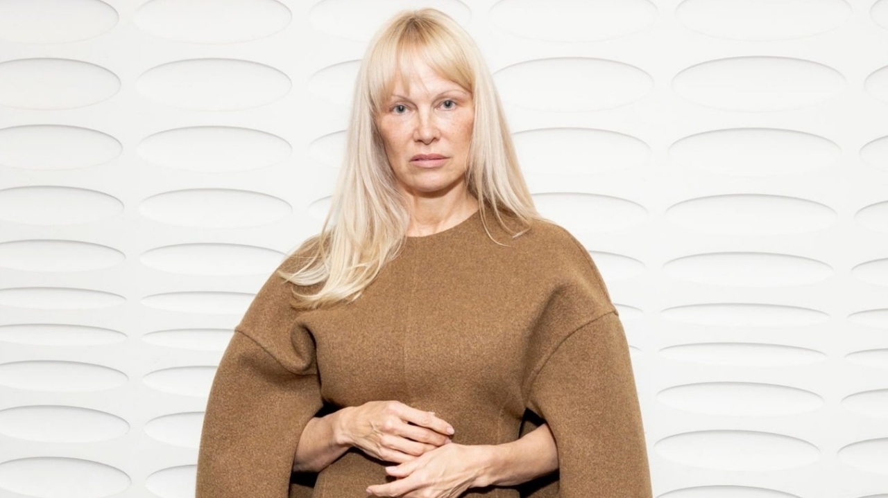 Pamela Anderson adota visual com franja