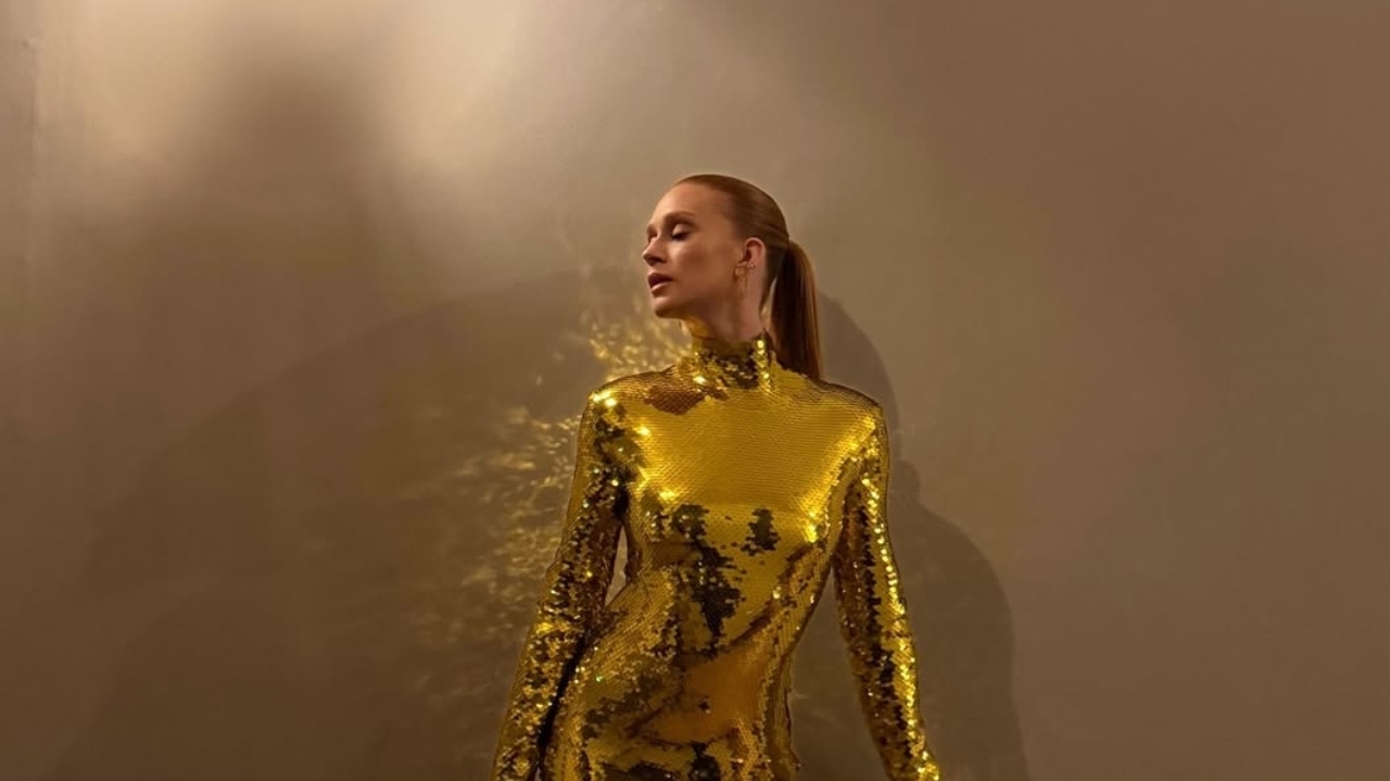 Marina Ruy Barbosa aposta em vestido dourado brilhoso para jantar em São Paulo