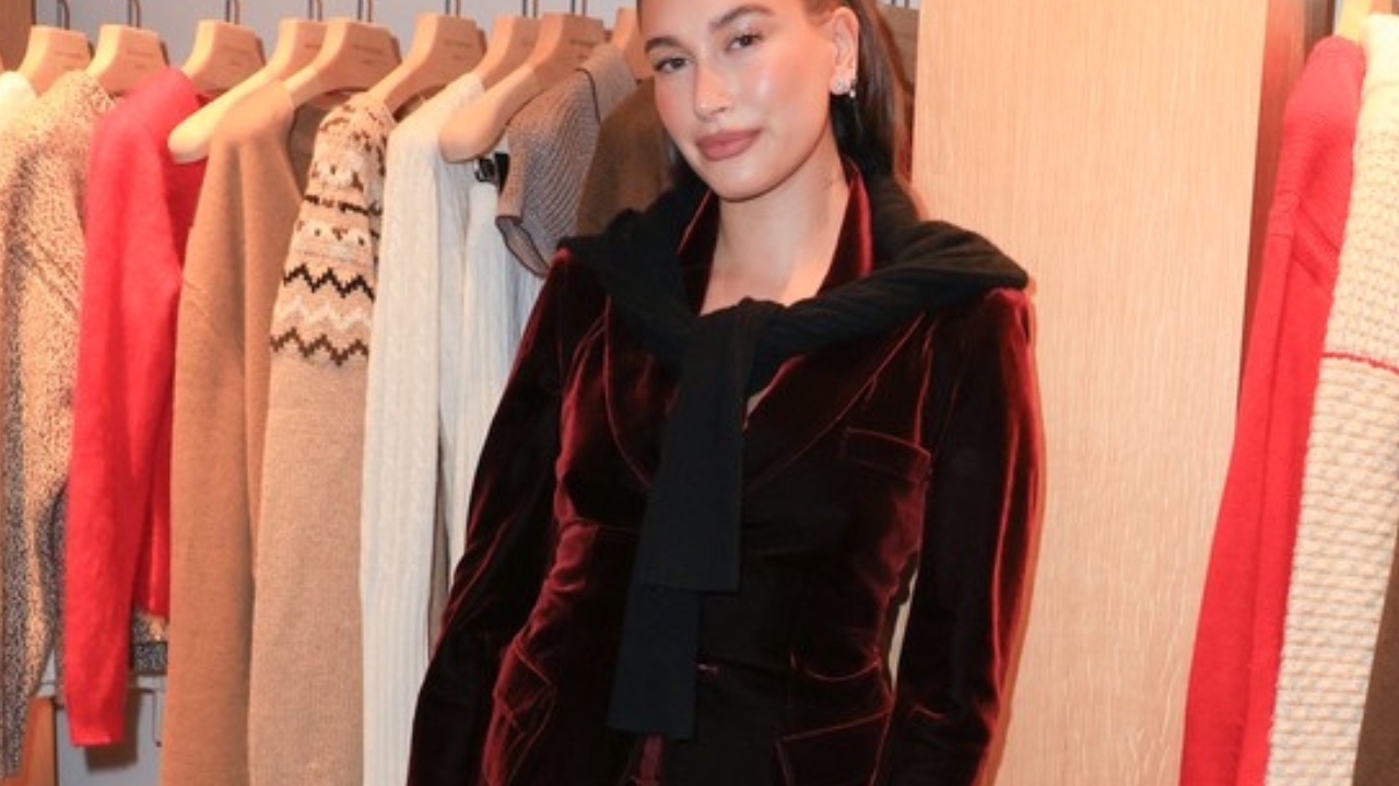 Look usado por Hailey Bieber é inspiração para usar na noite de Natal
