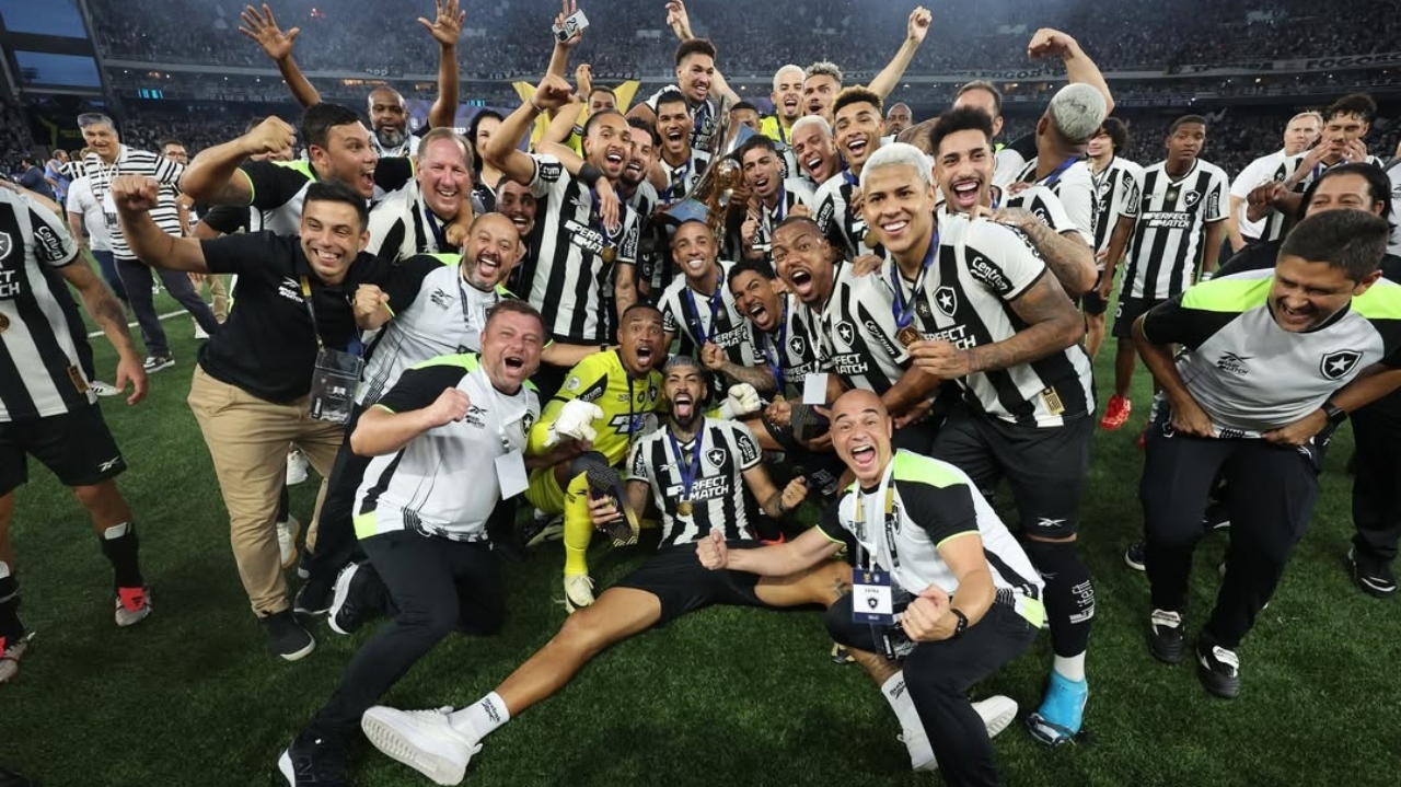 Produtos oficiais do Botafogo são roubados durante assalto na Avenida Brasil