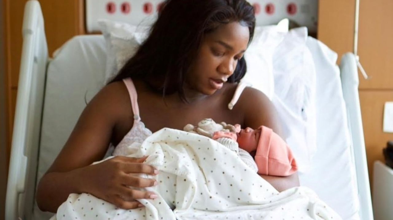 Cantora Iza compartilha momento da maternidade com a filha Nala