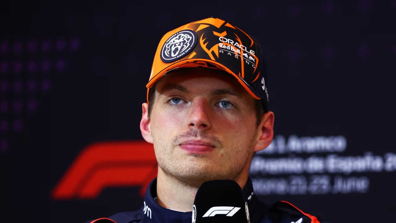 Max Verstappen leva troféu de Melhor do Ano depois de tetracampeonato