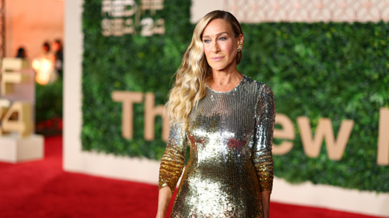 Sarah Jessica Parker encanta com vestido degradê brilhante