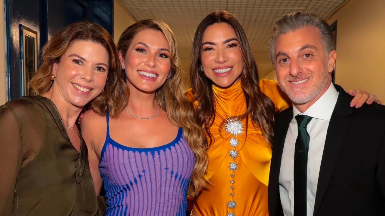 Lívia Andrade mostra presente que recebeu de Patricia Abravanel no camarim da Globo