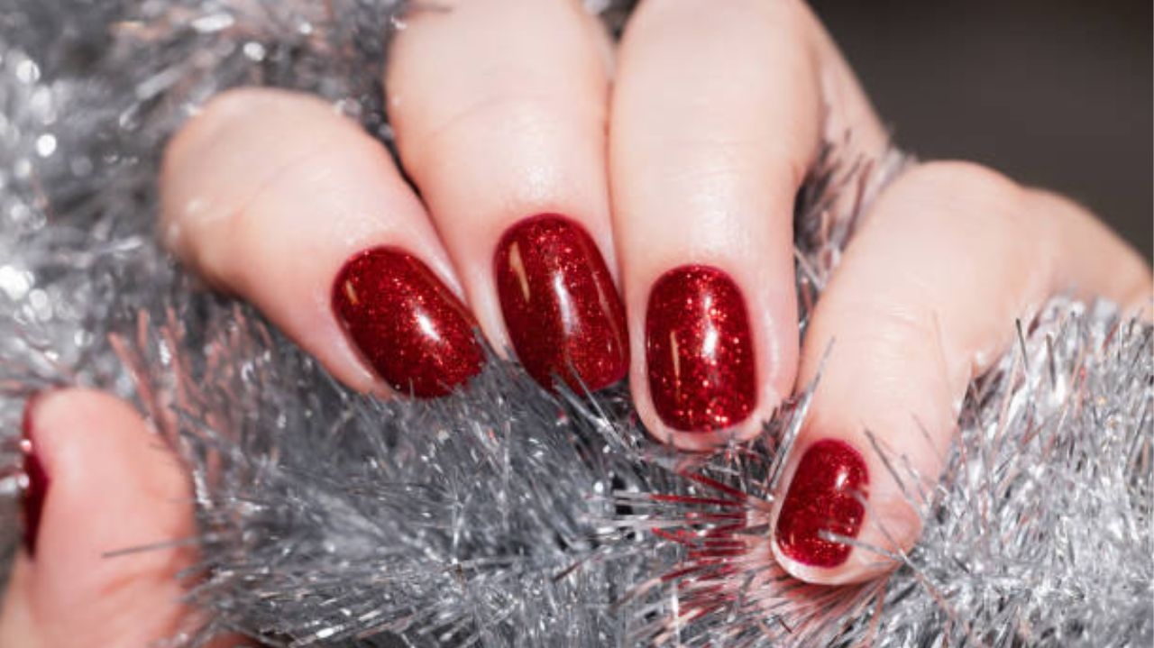 Confira dicas para unhas curtas no estilo natalino