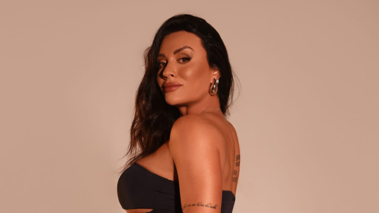 De biquíni e meia arrastão, Juju Salimeni mostra o shape sarado em ensaio: “Sou irritável”