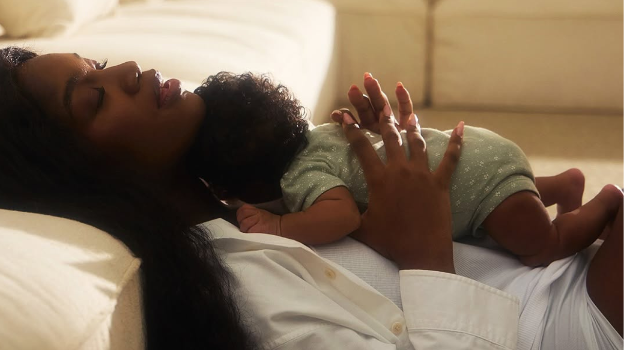 Iza encanta os fãs nas redes sociais ao postar uma música feita para a filha