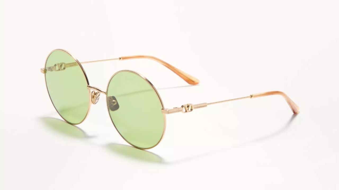 Eyewear: Valentino e Prada inovam no mercado de óculos com novos lançamentos e parcerias