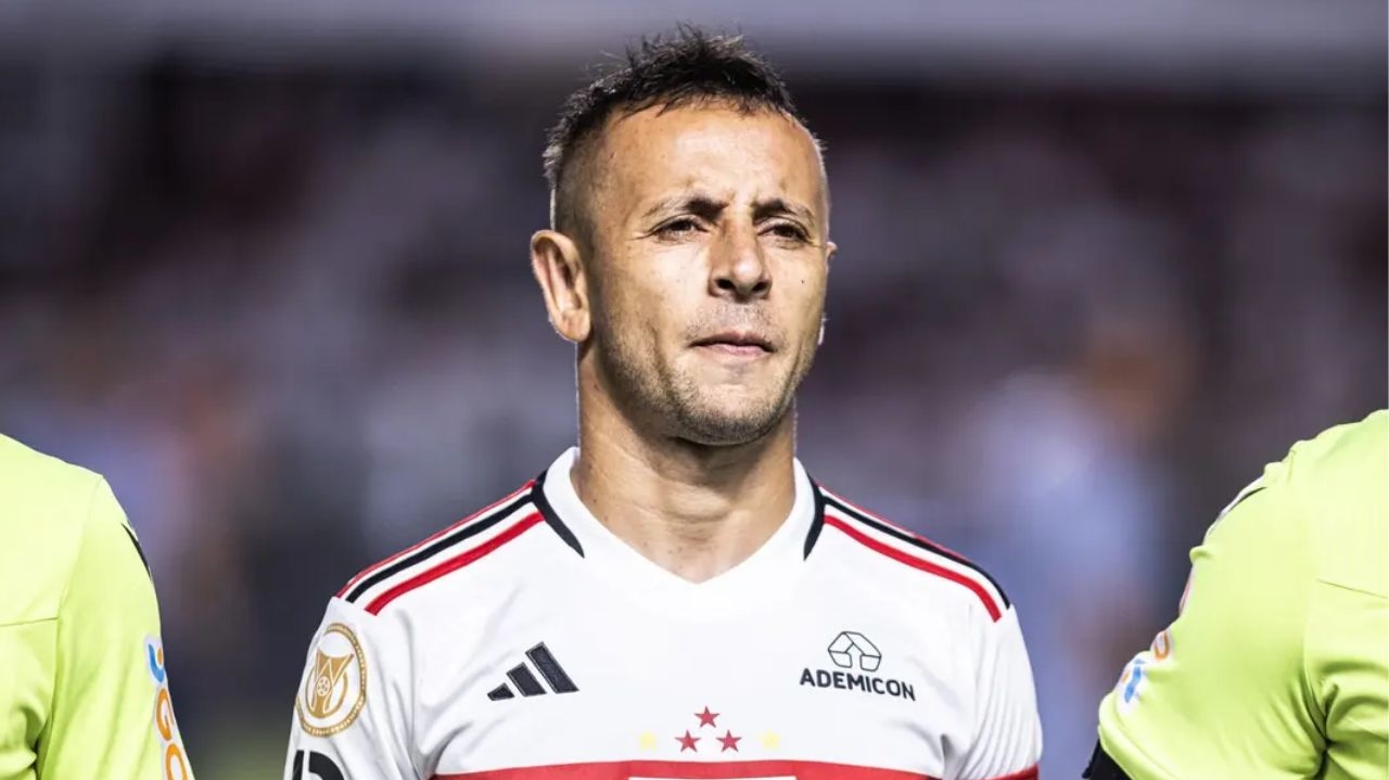 Rafinha encerra passagem pelo São Paulo e fica livre no mercado da bola