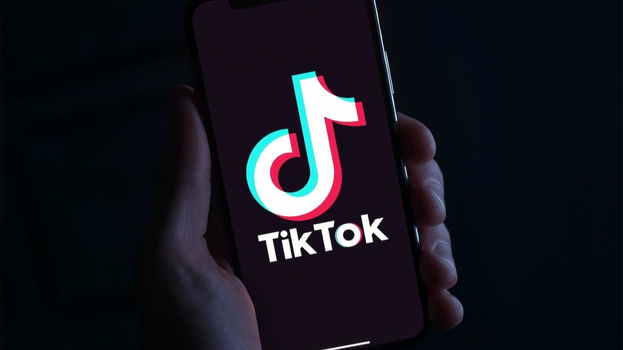 TikTok: Albânia proíbe rede social no país