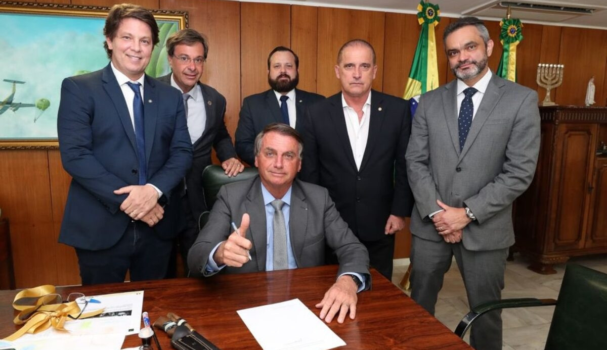 Bolsonaro assina Medida Provisória que dificulta a remoção de publicações nas redes sociais