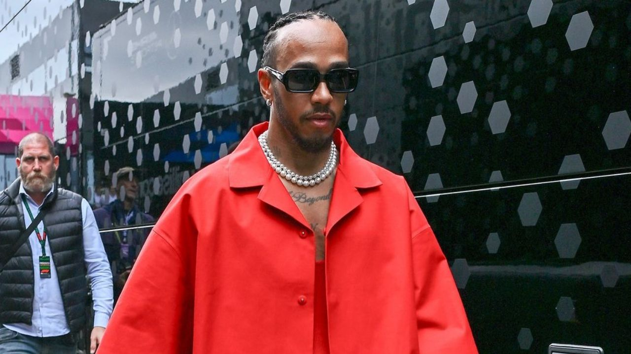 Além das pistas, Lewis Hamilton adere ao “Vermelho Ferrari”