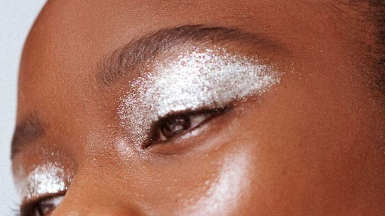 Tendência de maquiagem: arrase com sombras metalizadas nas celebrações de fim de ano