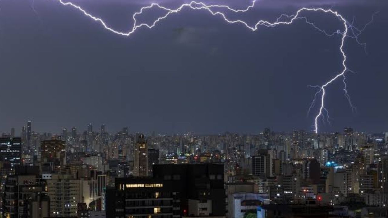 Chuva forte em São Paulo causa alagamentos e mantém cidade em alerta