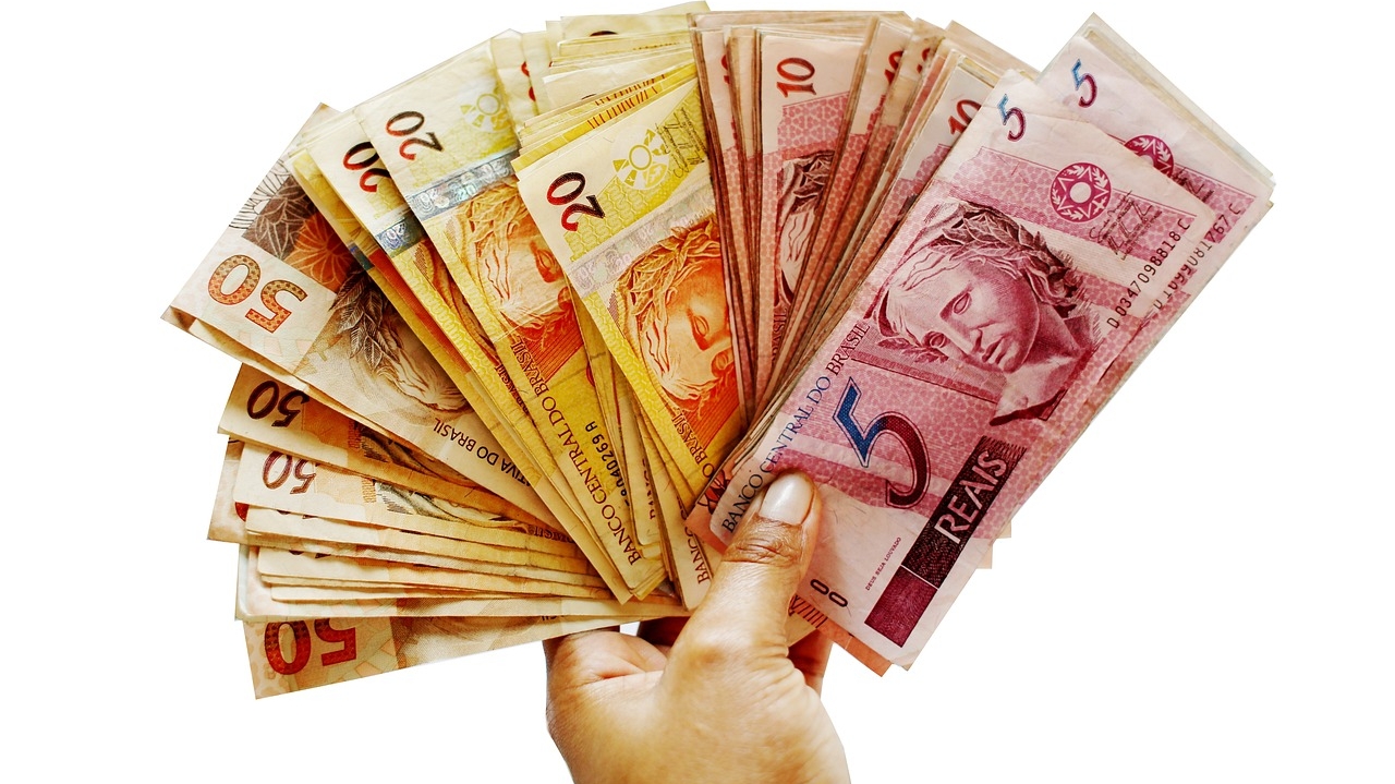 Salário mínimo tem novo valor previsto para 2025