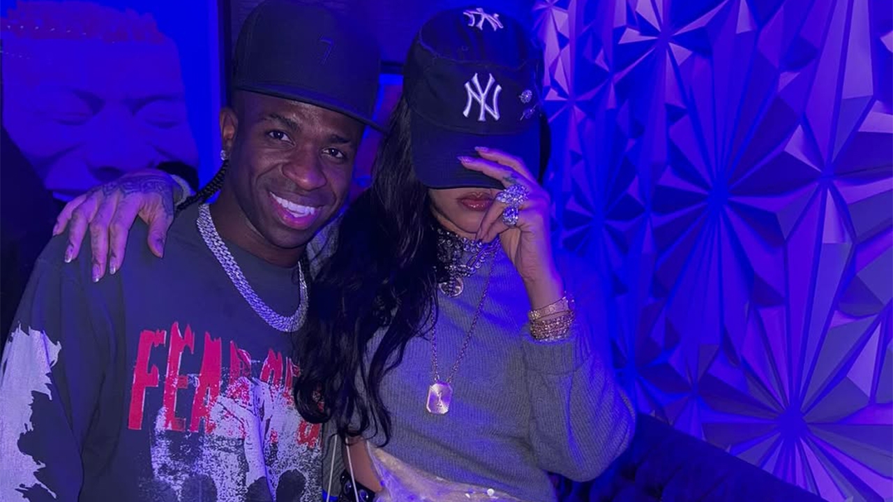 Vini Jr tira férias nos EUA e posa ao lado de Rihanna