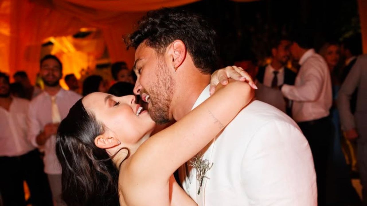 Larissa Manoela comemora aniversário com declaração apaixonada de André Luiz Frambach