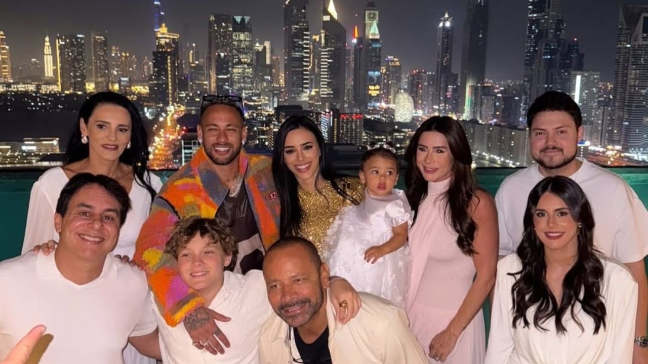 Neymar curte a virada do ano em Dubai com amigos e familiares