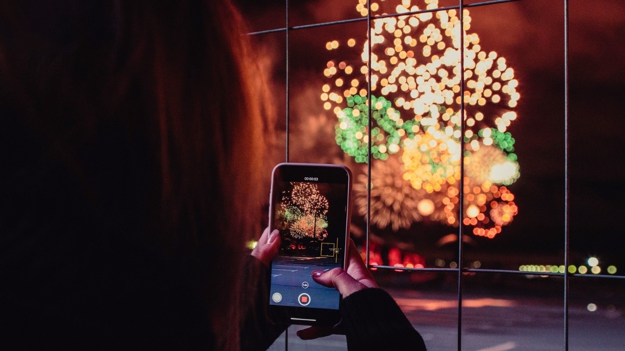 Turista atingida por fogos dentro de apartamento em SC teve queimaduras graves pelo corpo