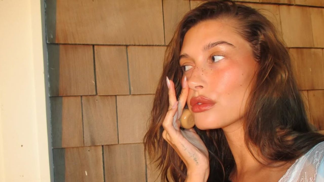 Confira 5 técnicas virais de beleza de Hailey Bieber em 2024