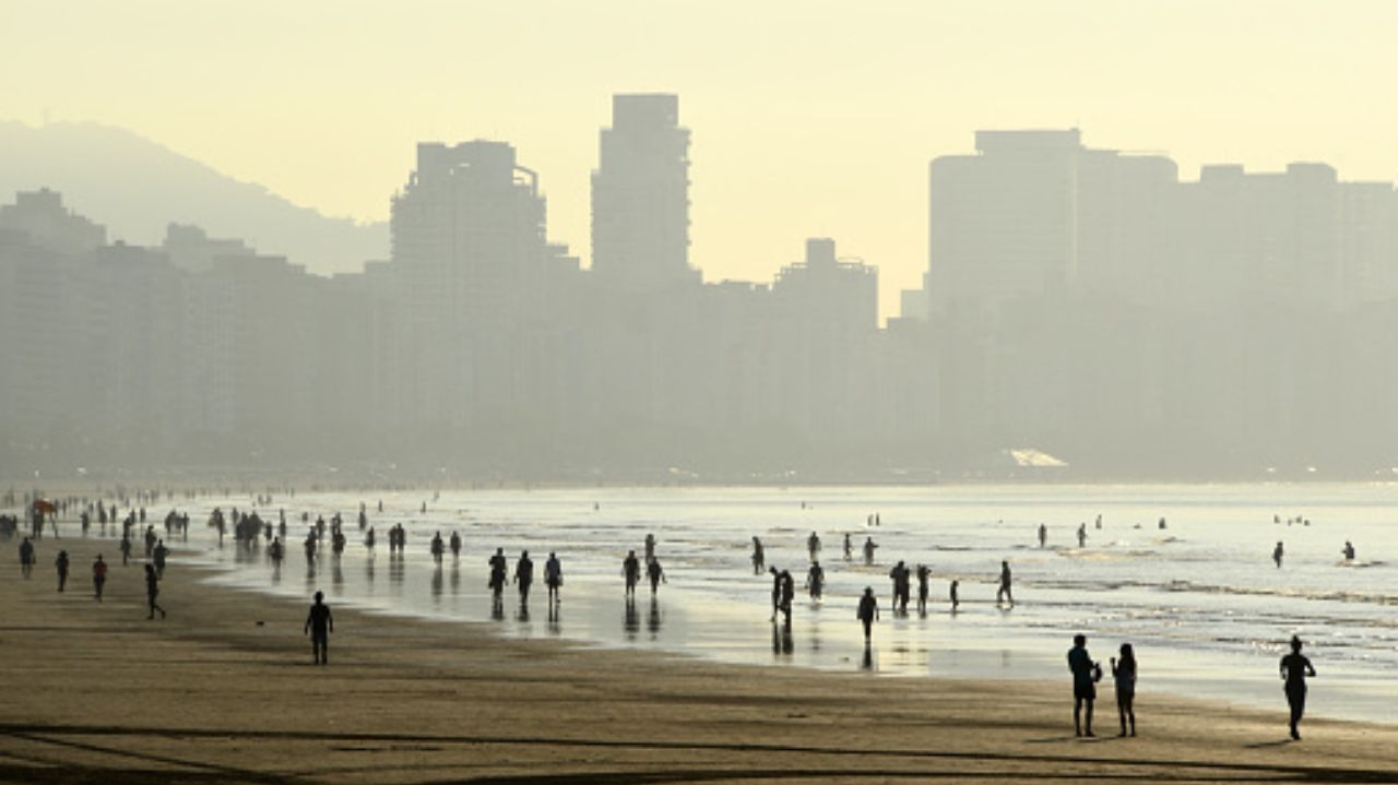 Pessoas vão aos postos de saúde no litoral de SP por conta da virose