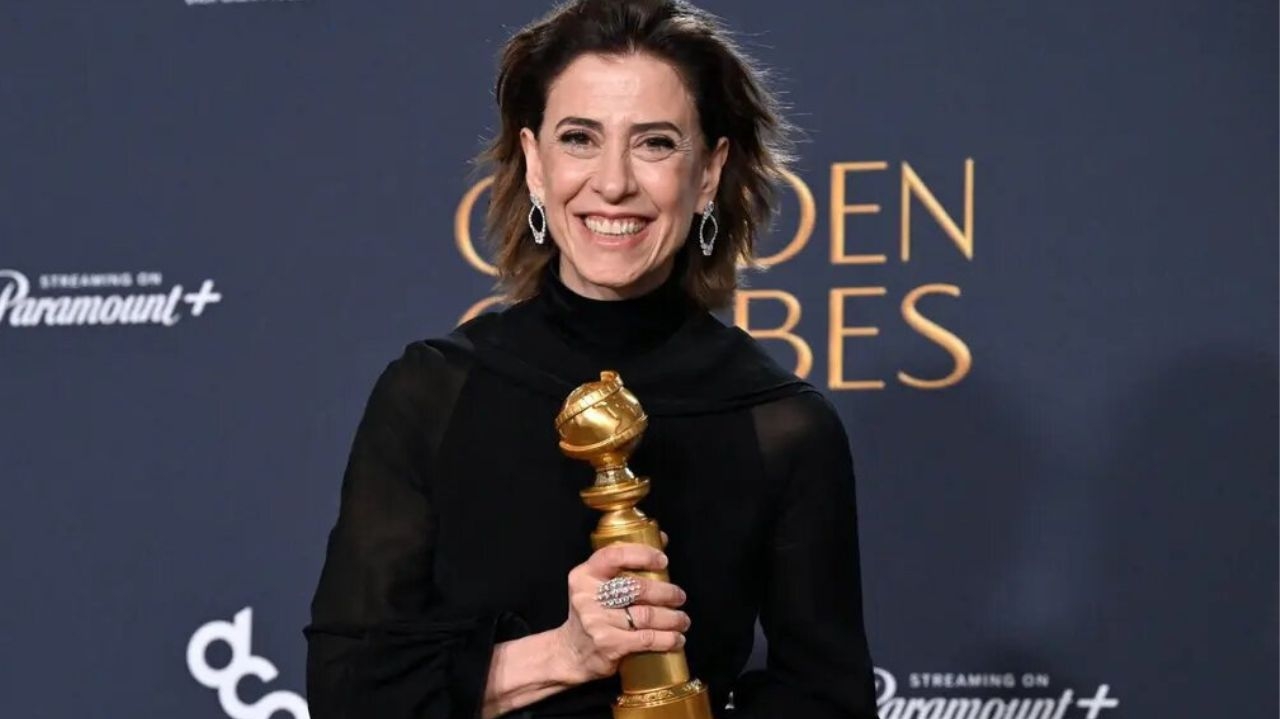 Fernanda Torres leva o Globo de Ouro e bolsa luxuosa para casa