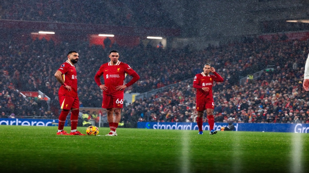 Salah rebate fala de Carragher sobre sua provável saída dos Reds: “Obcecado por mim”