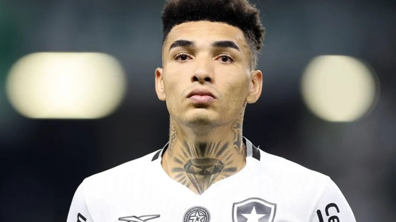 Clube inglês inclui jogador ex-Flamengo em negociação por estrela do Botafogo