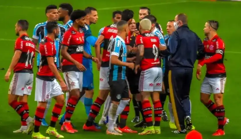 Com presença de público, Grêmio ameaça não entrar em campo contra o Flamengo