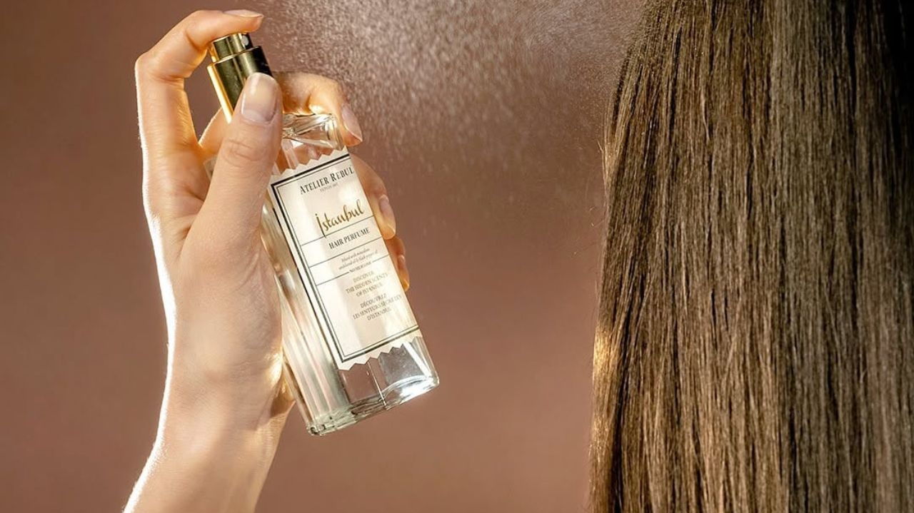 Vogue Espanha ensina truque para intensificar e prolongar a fragrância