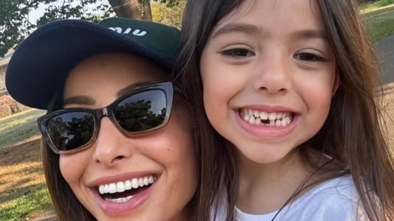 Zoe Sato brilha ao entrar com alianças no casamento de Sabrina Sato e Nicolas Prattes