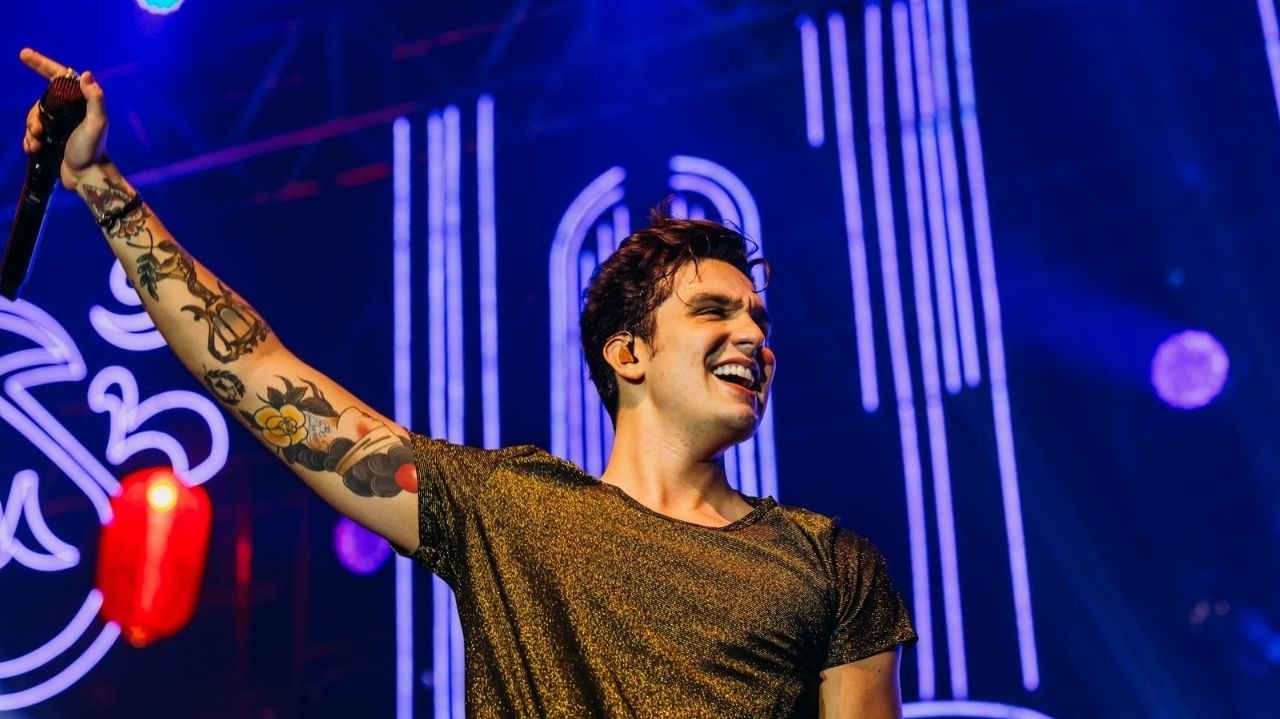 Luan Santana compartilha foto de sua filha recém-nascida