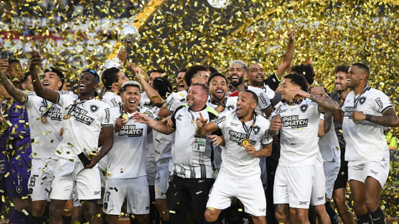 Elenco do Botafogo se reúne com Textor e reapresentação deve acontecer normalmente