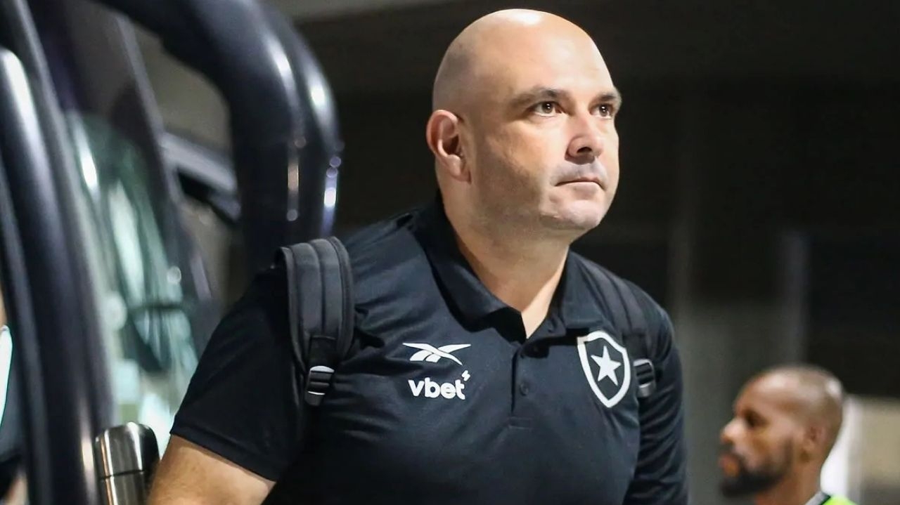 Carlos Leiria comemora vitória do Botafogo no Carioca e destaca evolução do elenco