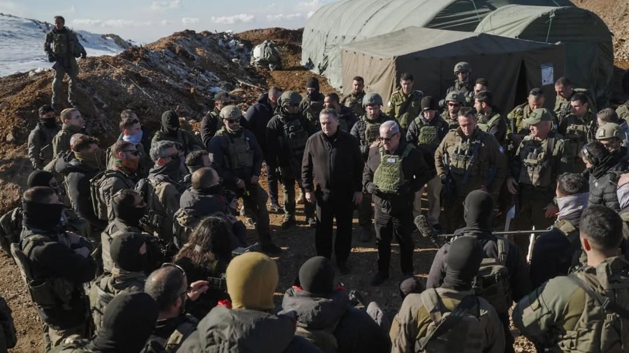 Manifestantes vão às ruas de Israel para protestar contra e a favor de acordo com o Hamas