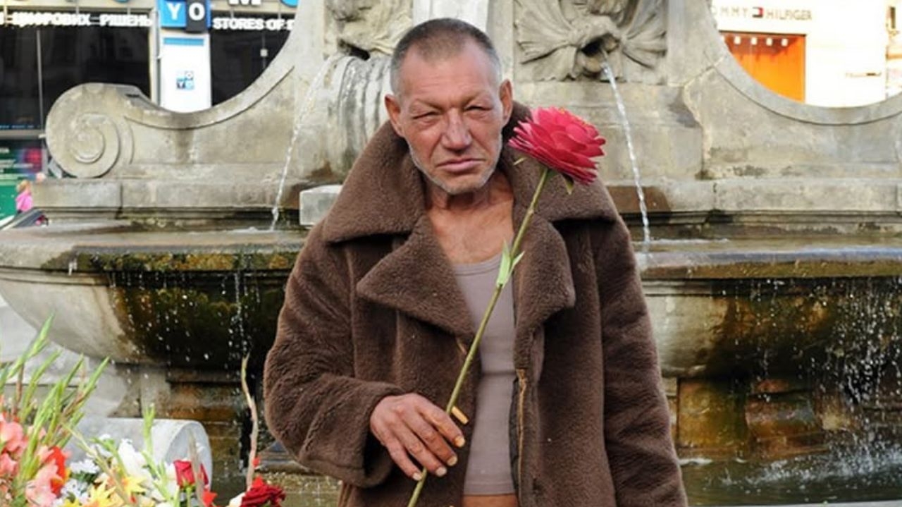 Balenciaga: fotógrafo acusa a grife de copiar estilo de homem em situação de rua