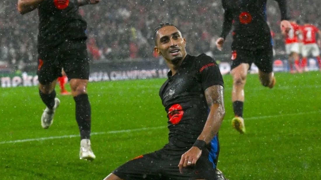 Raphinha marca no fim e é eleito o melhor em campo em Benfica e Barcelona