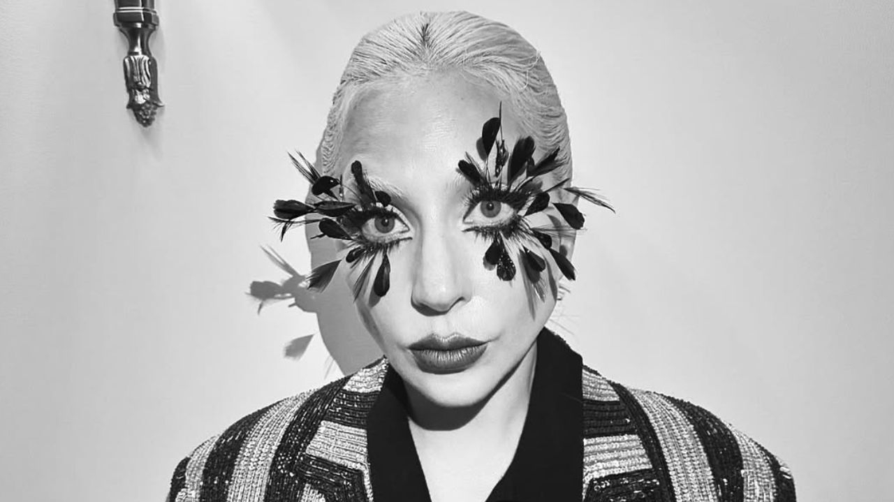 Site de Lady Gaga adota estética do álbum “Born This Way”