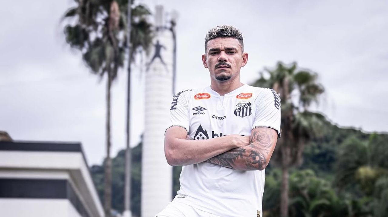 Tiquinho Soares é oficialmente jogador do Santos