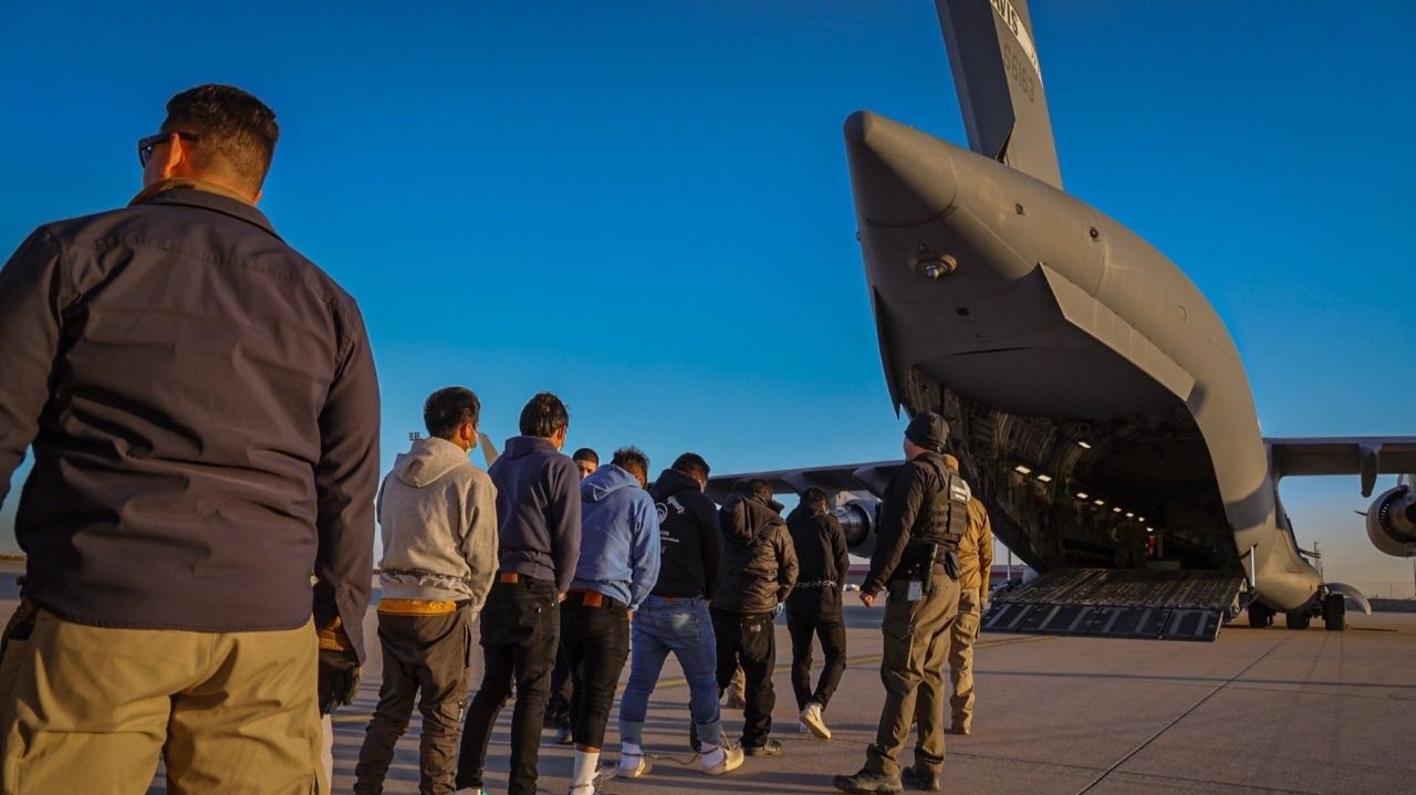 Deportados dos EUA desembarcam no Brasil após endurecimento de medidas migratórias