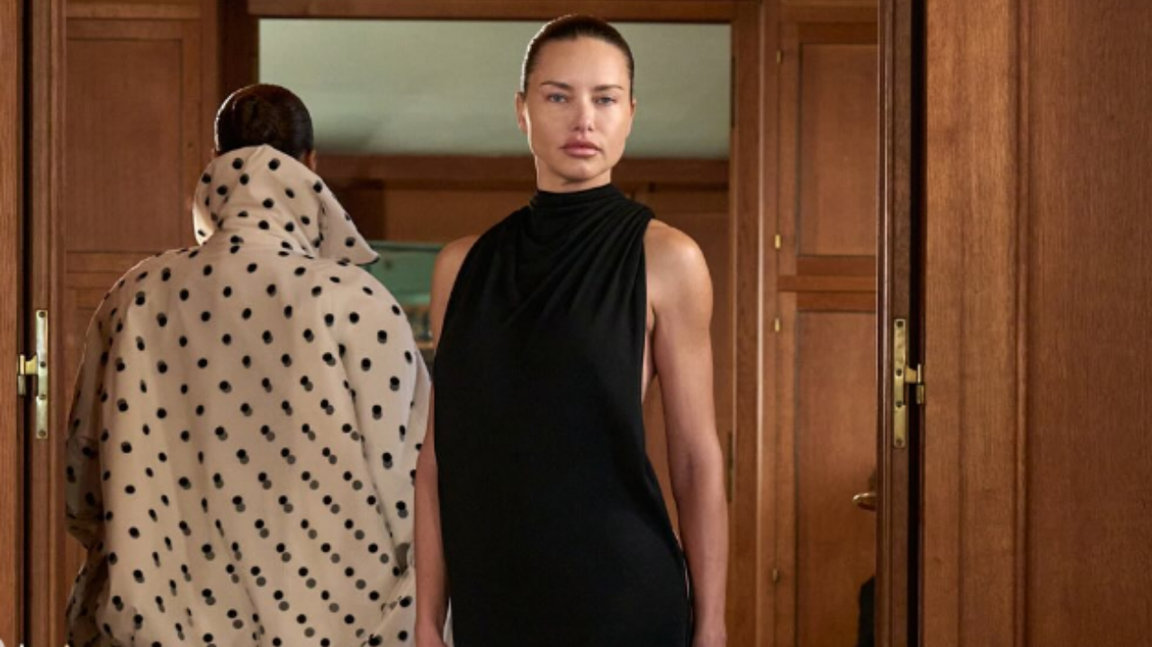 Adriana Lima desfila para Jacquemus