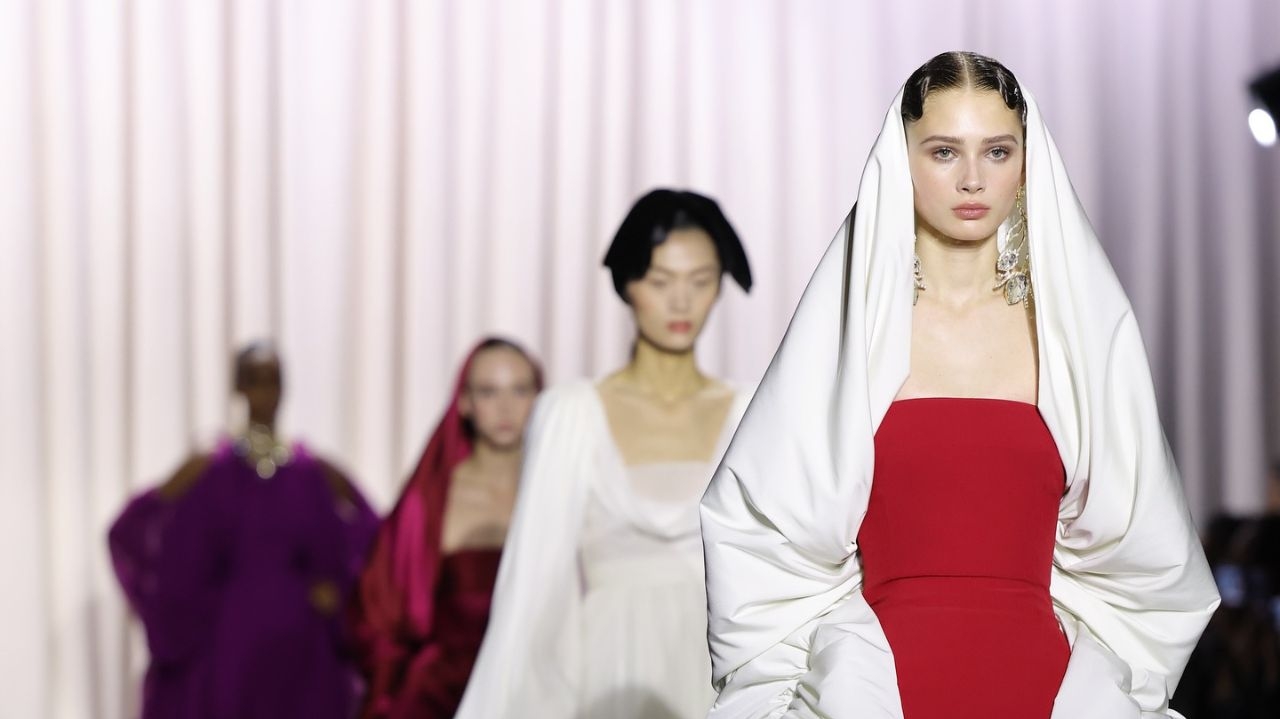 Giambattista Valli: italiano apresenta sua nova coleção em desfile de alta-costura