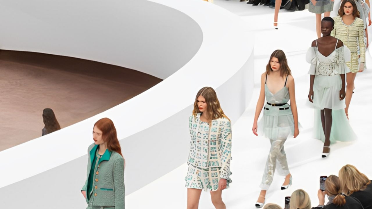 Chanel apresenta alta-costura discreta e colorida na Semana de Moda de Paris
